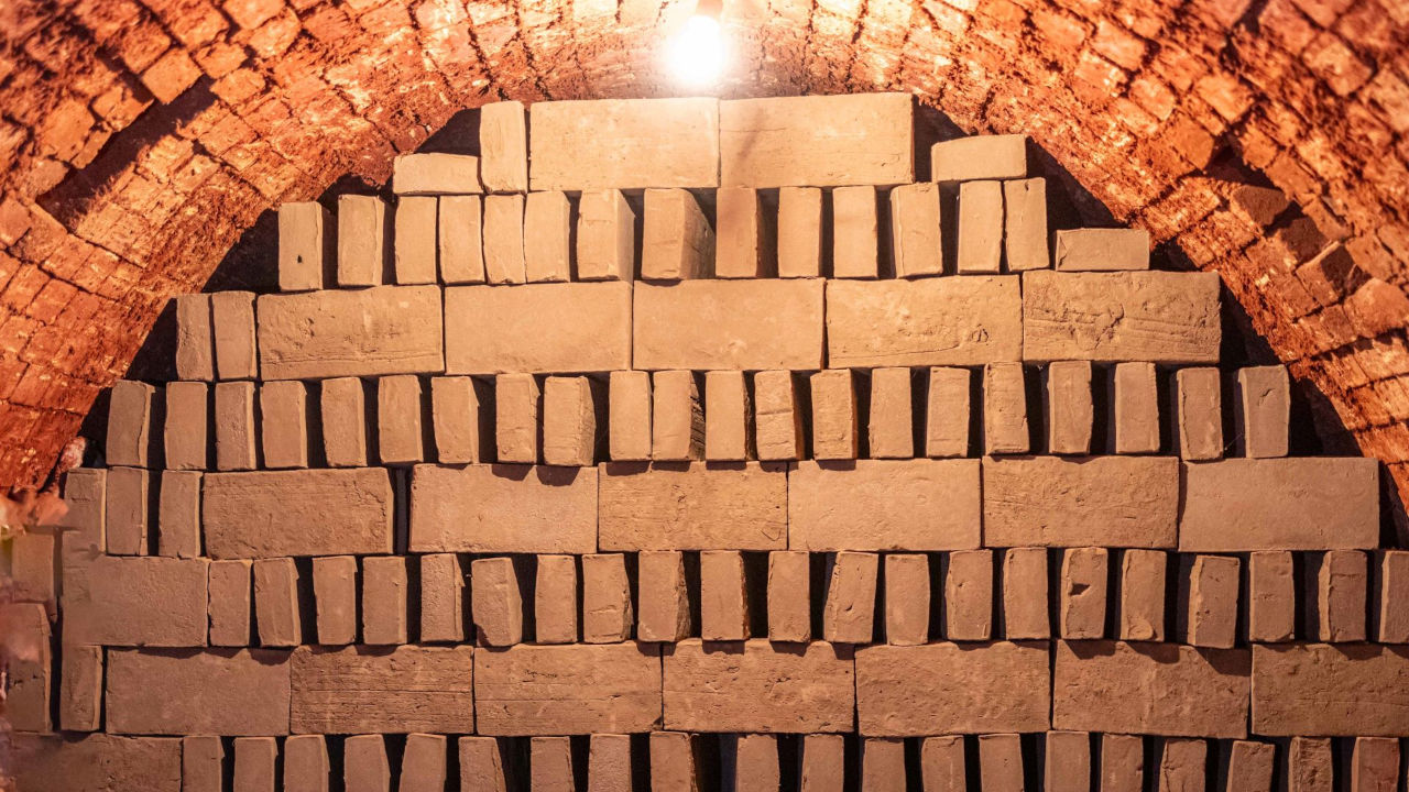 Ręczna produkcja cegieł ceramicznych w dzisiejszych czasach: unikatowy proces sięgający historycznych korzeni